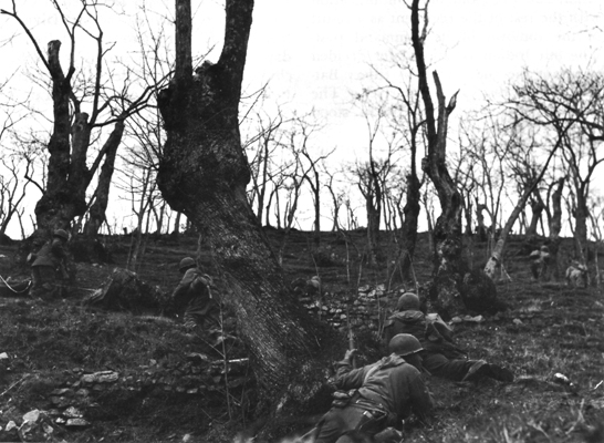 Photo: 365TH INFANTRYMEN PINNED DOWN BY ENEMY FIRE IN THE SERCHIO VALLEY