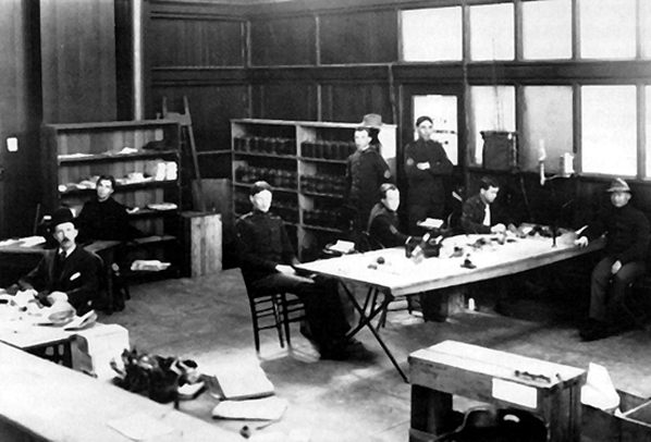 Photo:  Signal Corps telegraph office, San Francisco, 1906