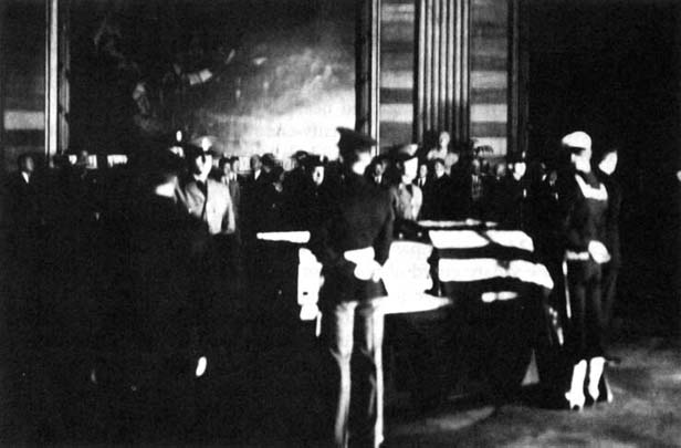Photo: Body of President Taft lies in state in the rotunda