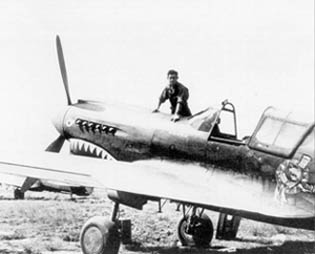 机组长指出了 P-40 飞行员的分数。