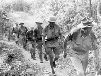 1942 年 5 月，史迪威将军离开缅甸。